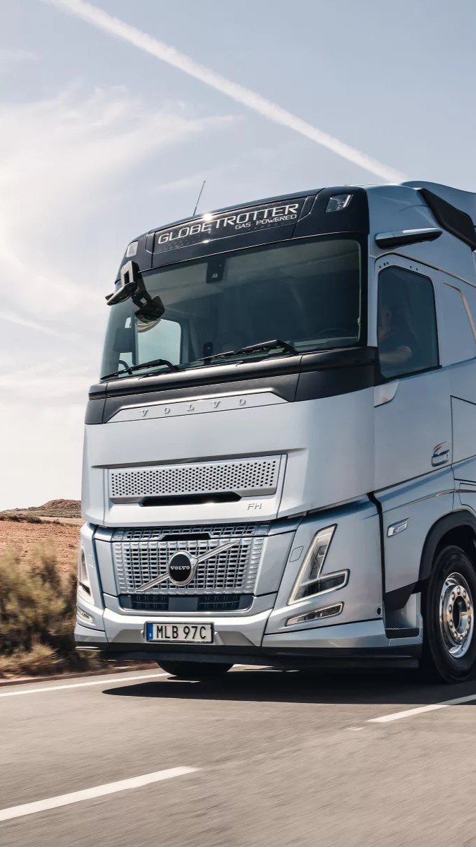 imgi_2_volvo-fh-aero-gas-powered-driving-through-countryside